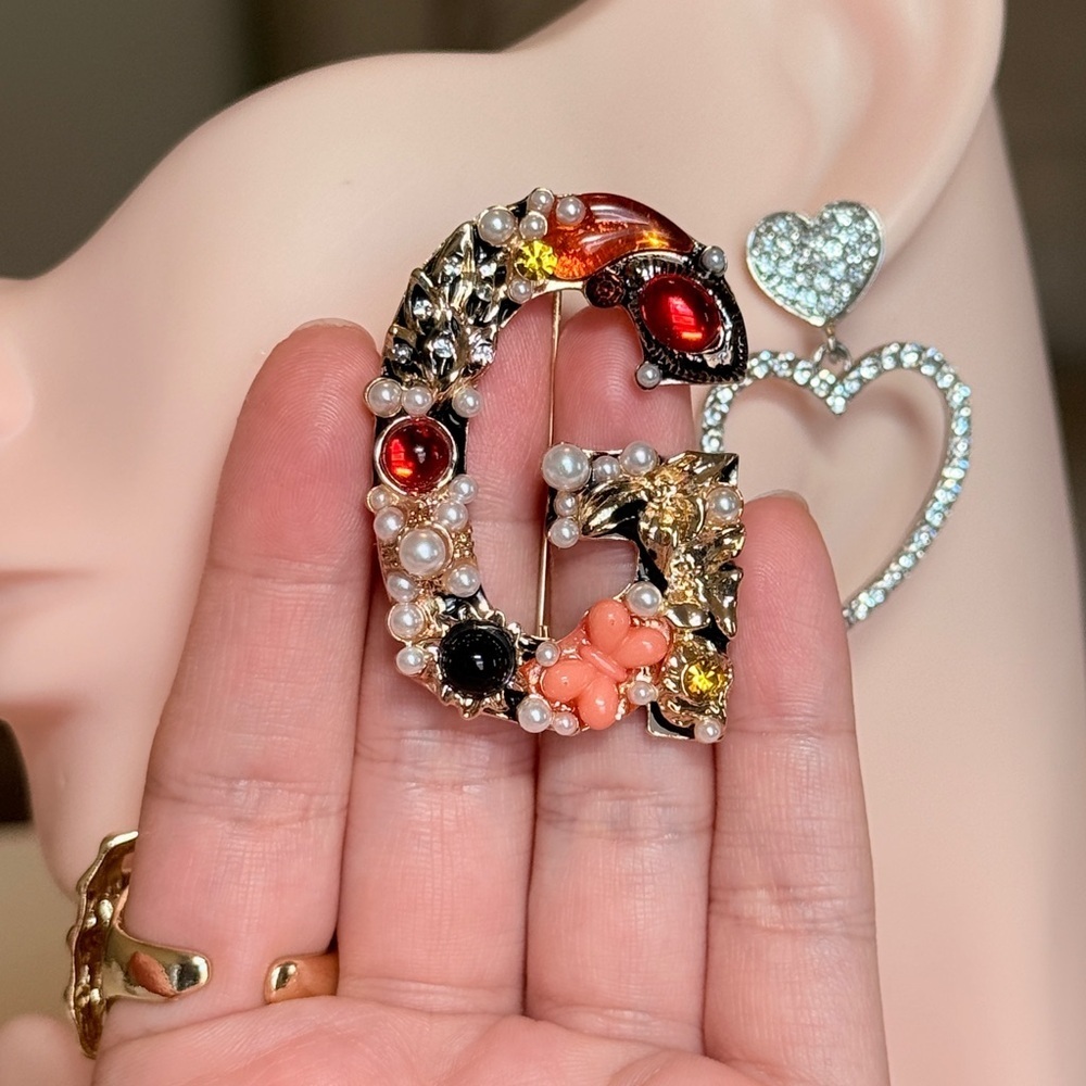 ⚜️ Trebndy Gold and Red Brooch with Pearl Accents - Picture 4 of 9